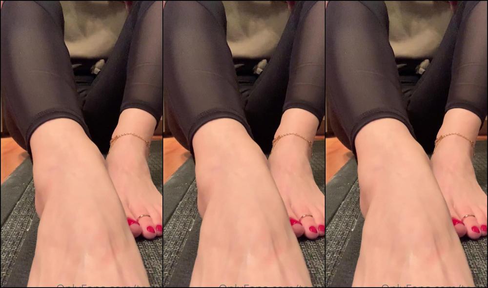 Toeluxx Taking Off My Sandals And Giving My Feet Some Love And Little Tickles Xoxo