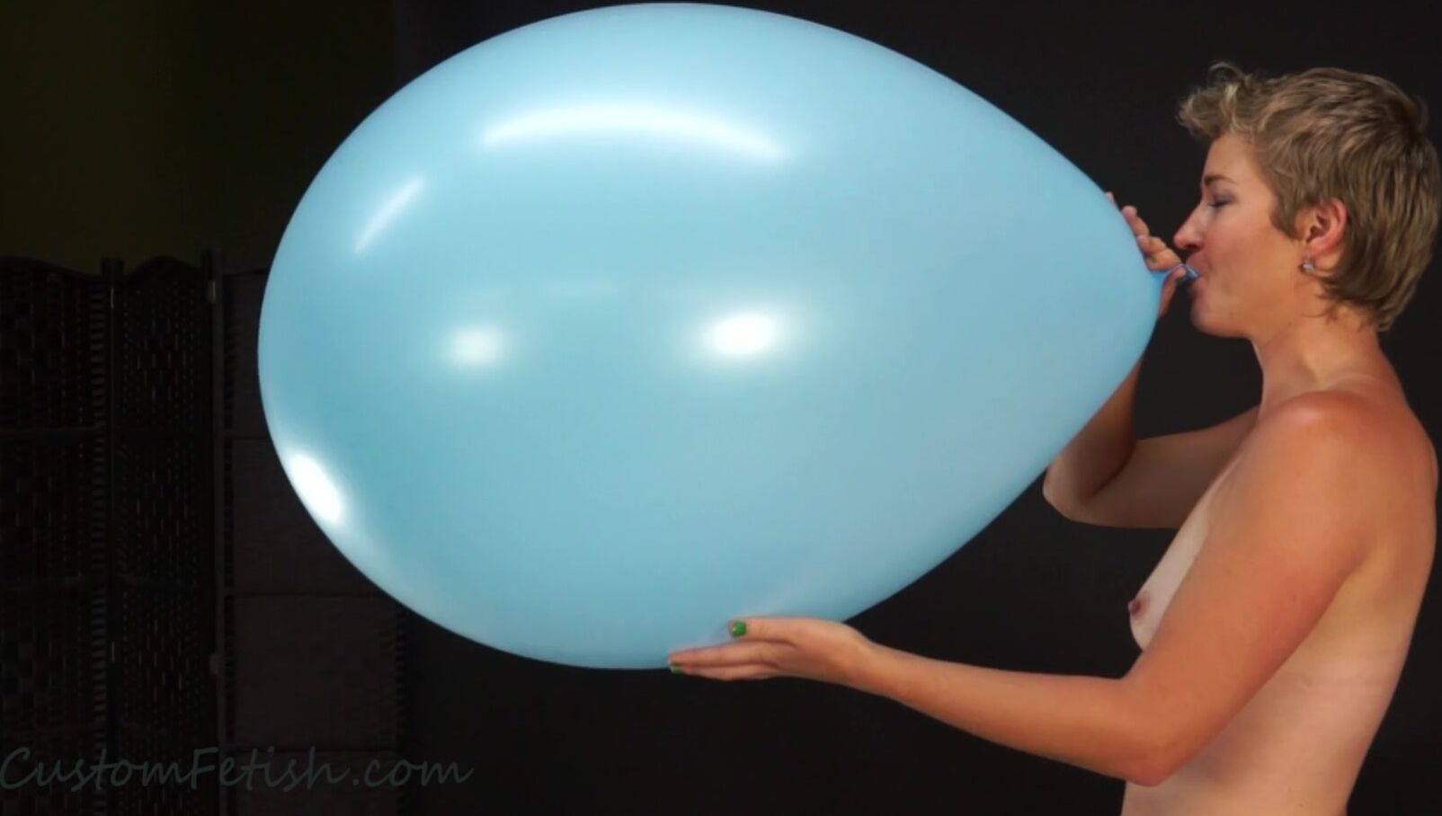 Custom Fetish Liz Blow Pops A Balloon