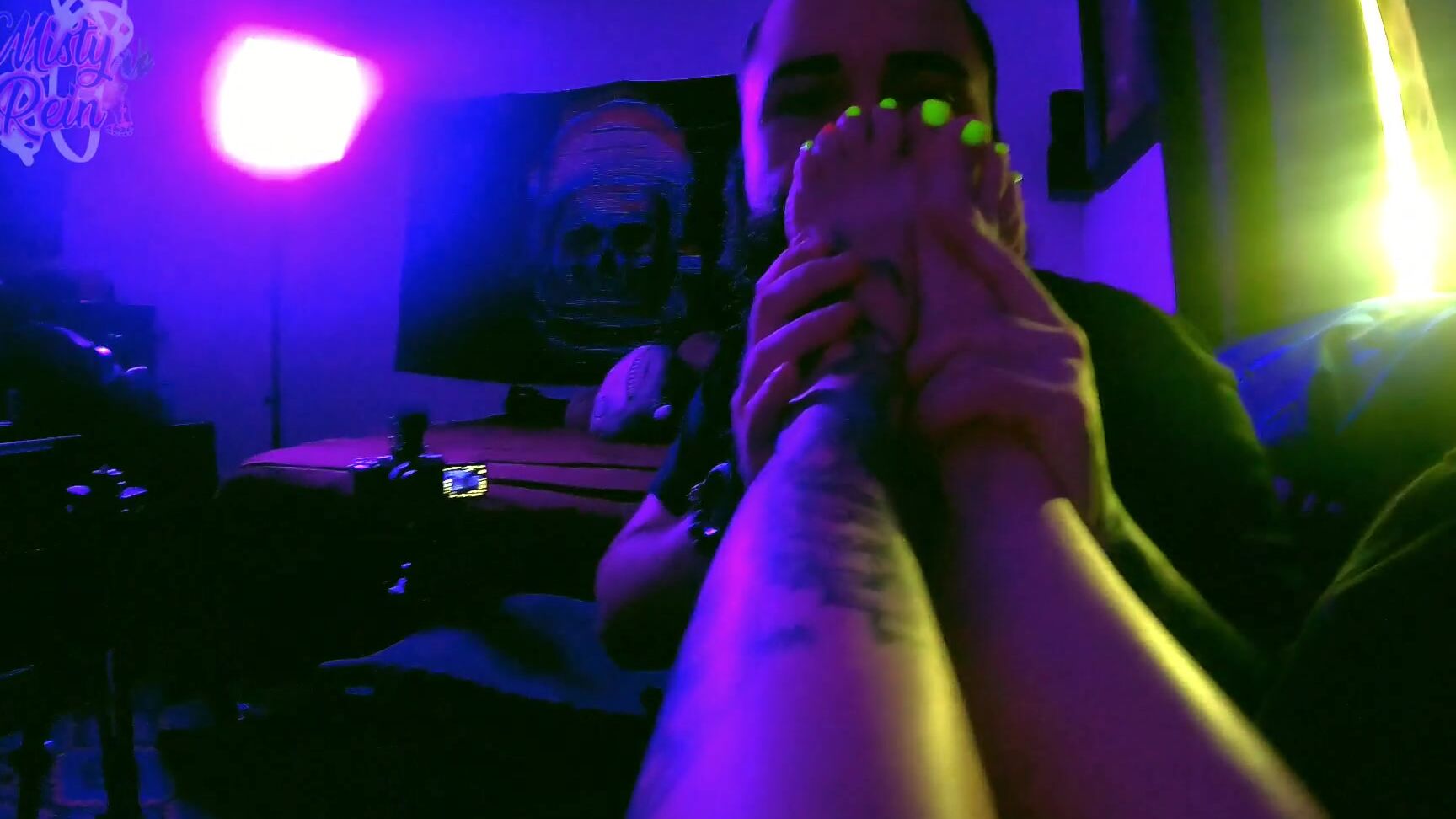 Themistyrein Misty Ignores Foot Worshipping