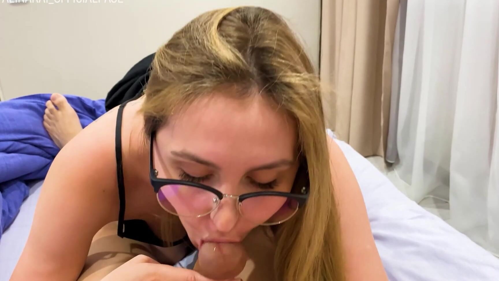 Alinarai Горячая милфа мачеха застукала своего пасынка за мастурбацие xhamster