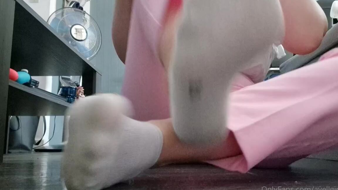 Ayellgirlfeet Nicknamed Ayellgirlfeet Onlyfans Renifle Mes Chaussettes Et Retire Les Smell My Socks And Take Off Them 1