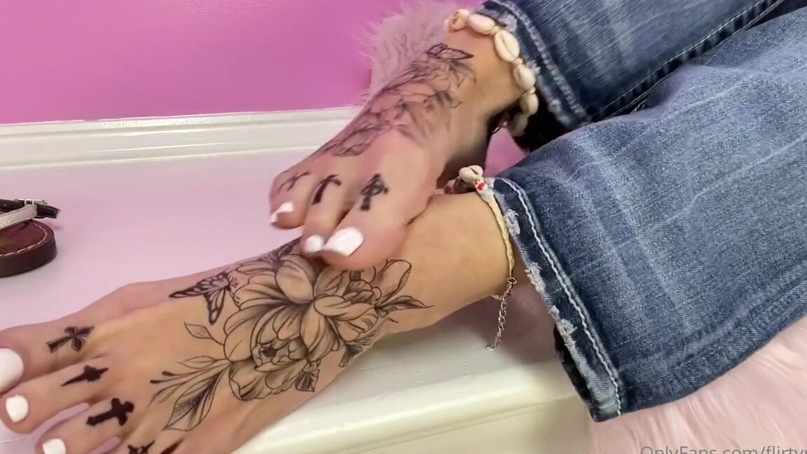 Flirty Paws Nicknamed Flirtypaws Onlyfans As Promised My Spring White Toes With Tats In Sandals And Shell Anklet I Hope When Im Walking Arou