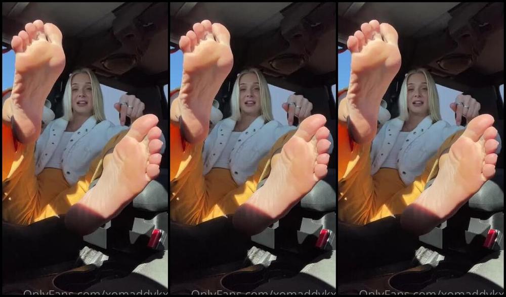 Goddess Kaylee Aka Xomaddykxo Onlyfans Stinky Vans Removal Come Sniff Them With F2P