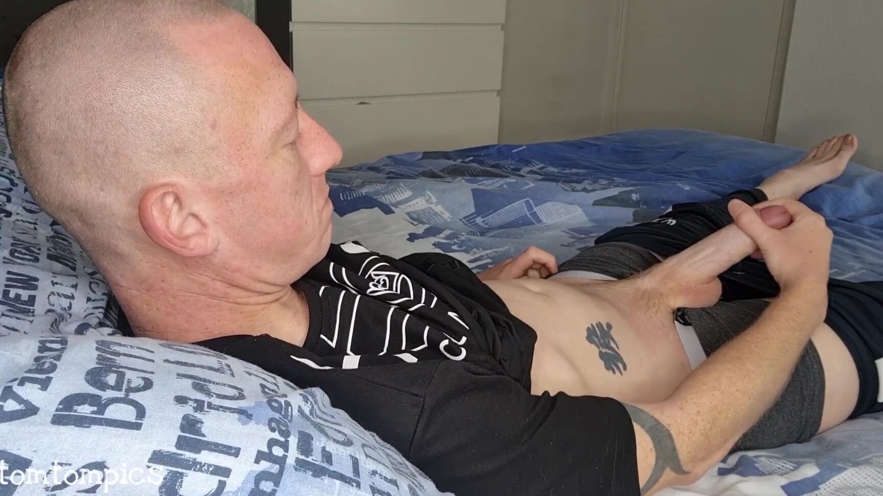 Tomtompics Come Join Me On My Bed Mins