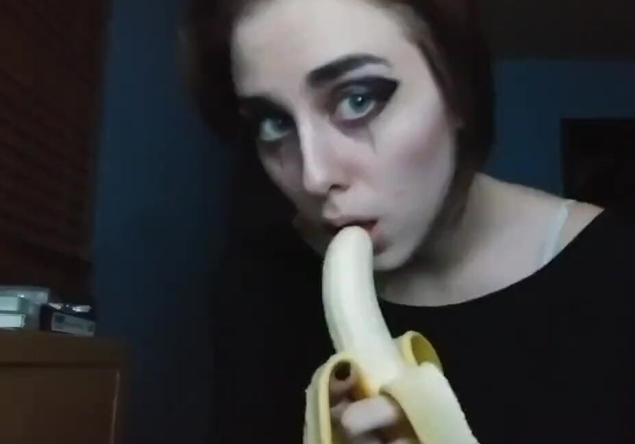 Cute Goth Teen Sucks Banana P.2_Mr_tohfu PornHubPremium
