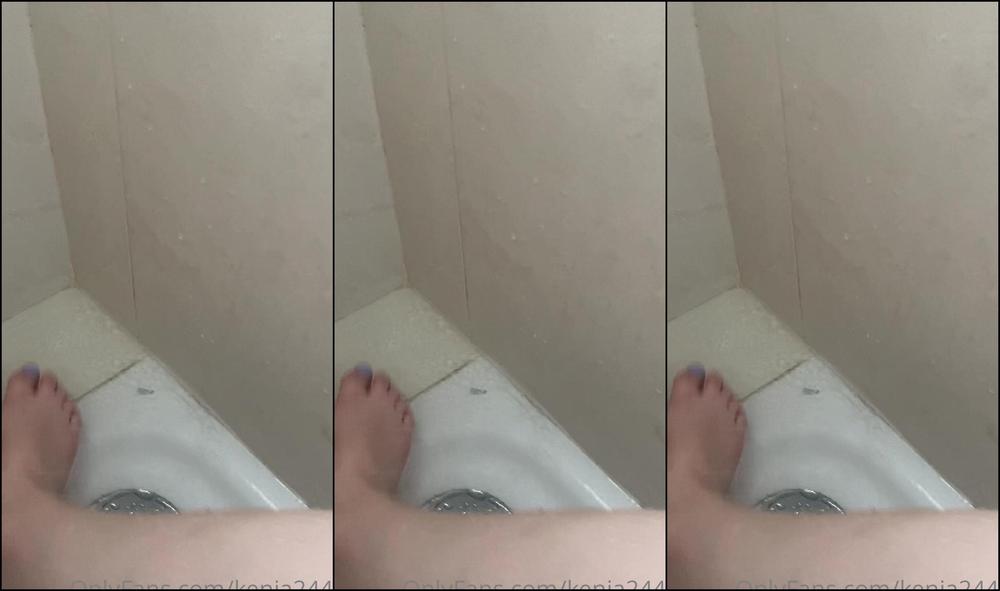 kenia2443-03-06-2021-2126596587-having-fun-time-in-the-shower