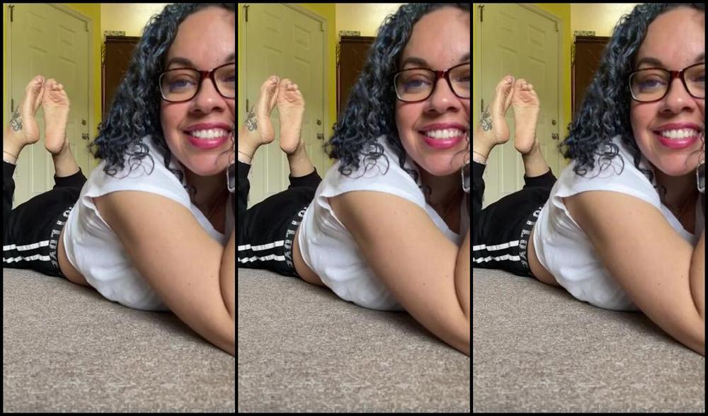 Deedeericanfeet Onlyfans As Requested In The Pose And Rubbing Soles Together