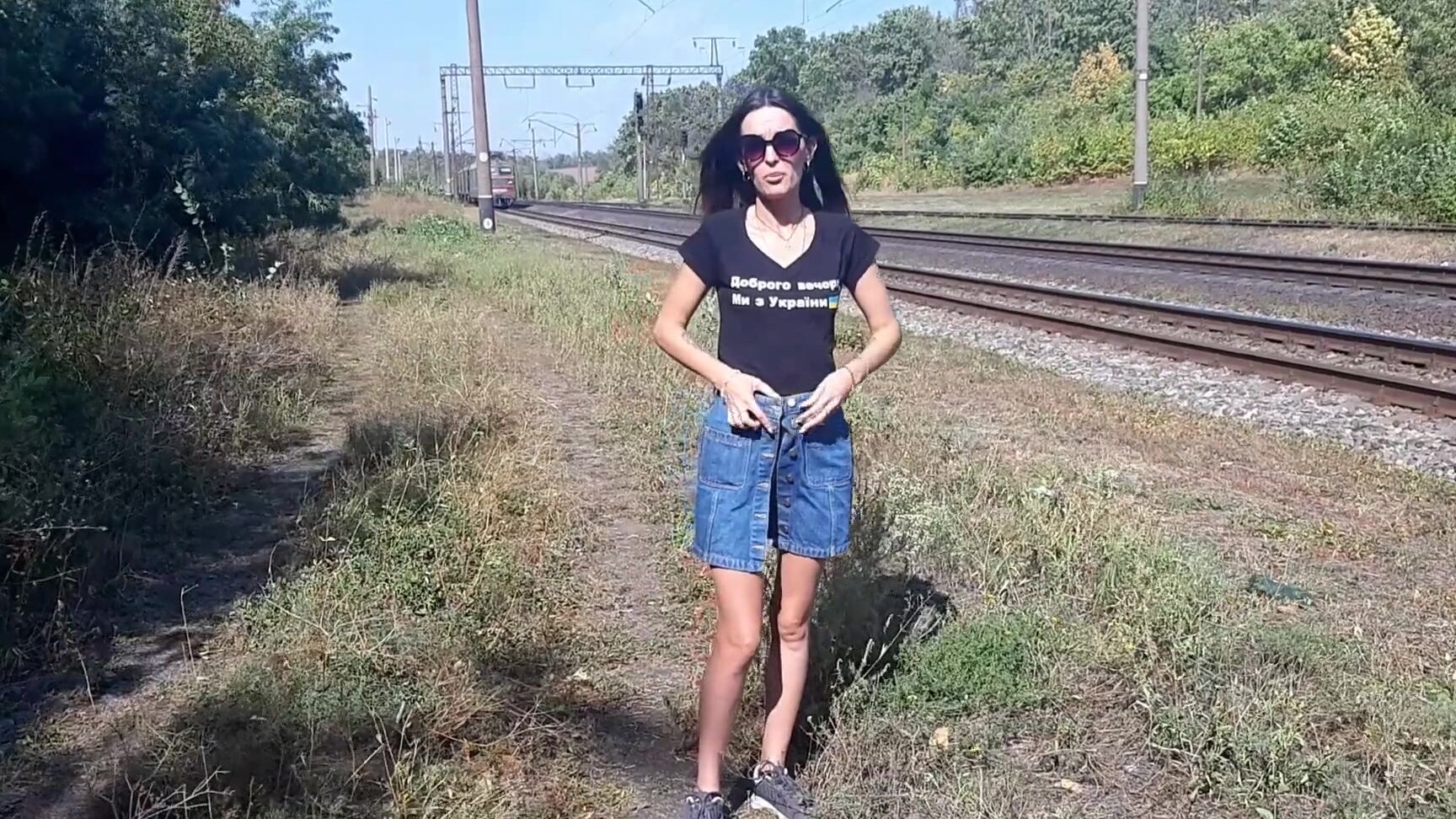 Brown eyeds showed ass to the train driver Pornhub