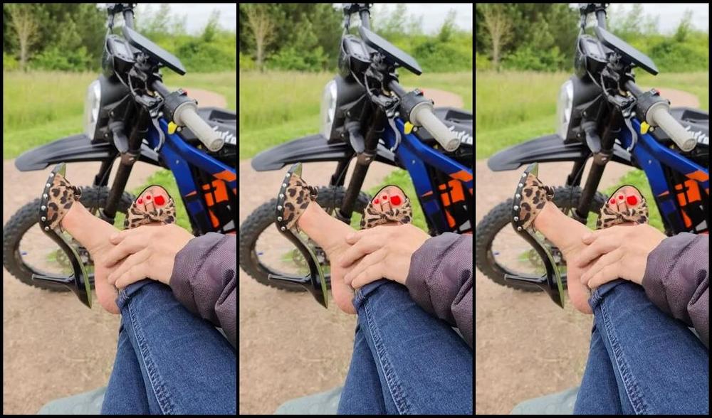 Feetbysherri Onlyfans Passerby In The Woods Noticed My Feet And Wanted To Touch Them