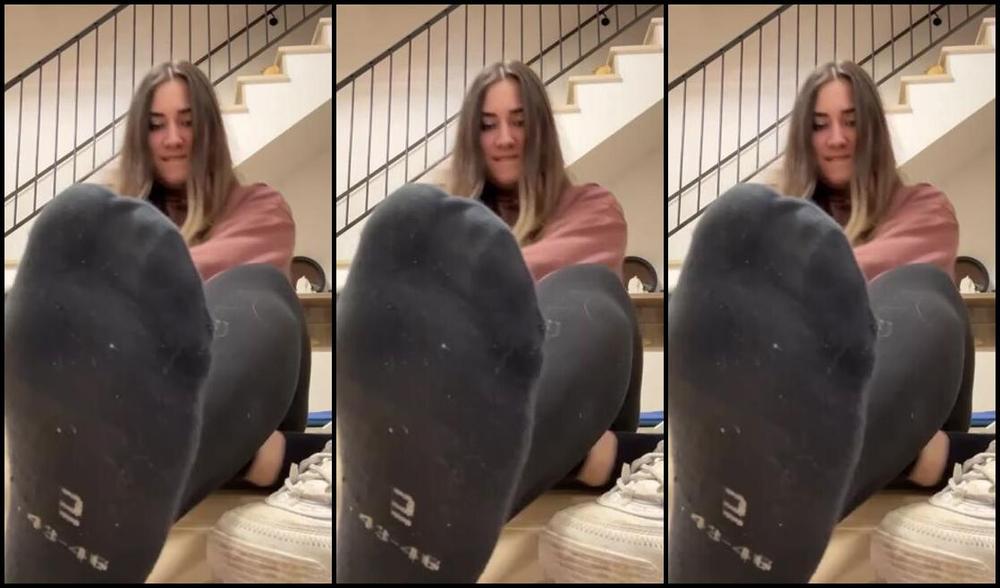 Yourdiamondvip Onlyfans Today I Went To The Beach And Sand Got Into My Socksnow My Feet Are Very Dirty Im Waiting 6