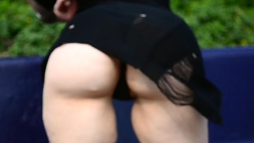 Thickii Nickii Srollin Outsidewhile Shakin My Ass