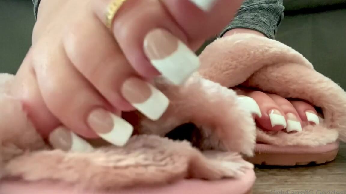 Goddessmiia Onlyfans Trying To Watch A Movie But You Just Can T Keep Your Eyes Off My Perfection Huh