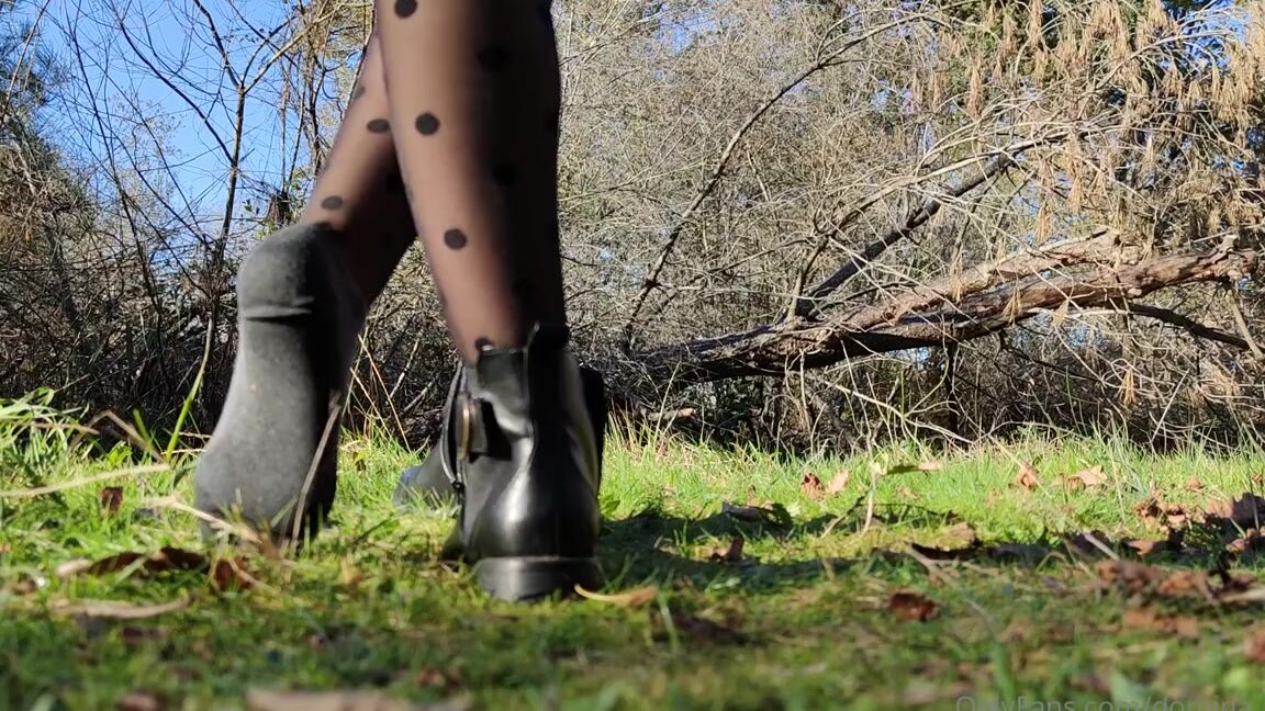 Domina Clara Nicknamed Domina Clara Onlyfans Someone Wants To Clean My Socks And Sweaty Nyloned Feet Quelquun Pour Nettoyer Mes Chaussettes