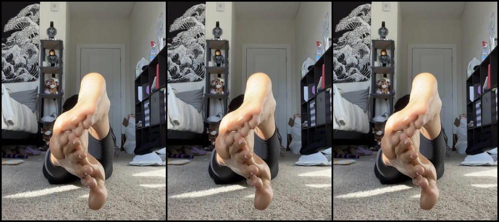 Goddess Coco Aka Cocobonsolez Onlyfans Baby Oil And Rubbing My Soft Soles Together For A Good Min In The Sun 2