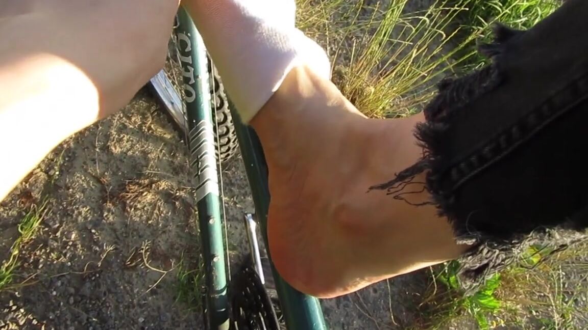 Neolasoles Nicknamed Neolasoles Onlyfans Who Wants To Smell My Dirty Socks And My Feet Ive Been Told Multiple Times That