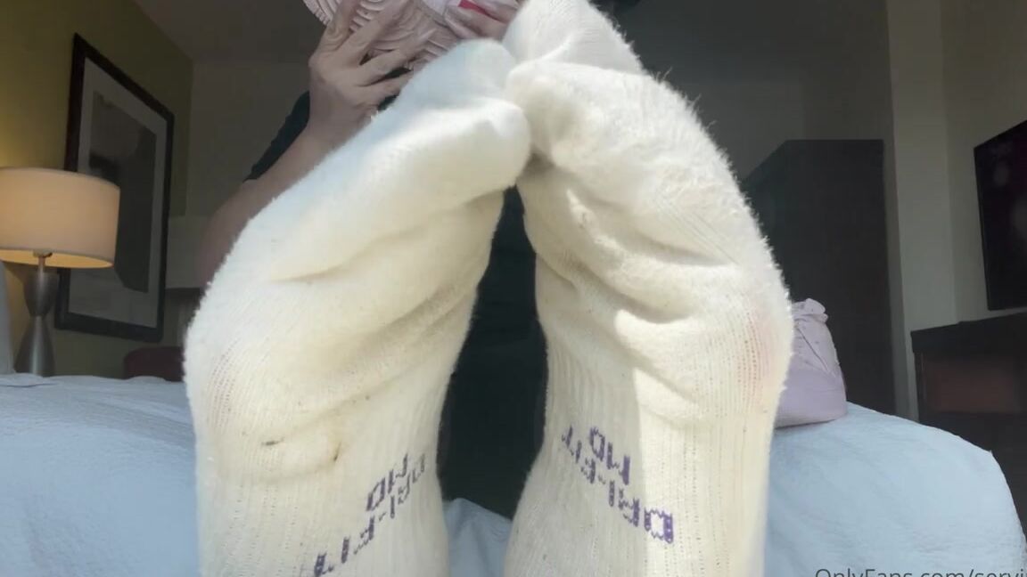 Servingbarefeet Aka Servingfet Onlyfans Sweaty Stinky Sock Removal After 24 Hours Woulda Ya Could Ya Dare