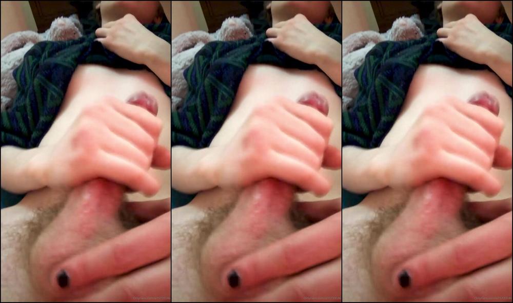 Cuddlefactory Tfw You Walk In On Yr Rly Hot Roommate Ewunia Masturbating In Yr Bed And She Gives You