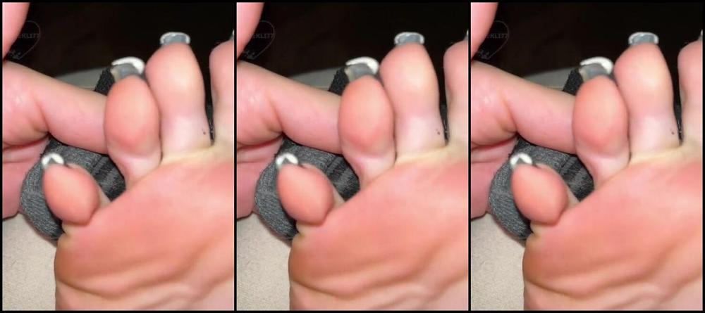 Greek Goddess Li Aka Greekli77 12 09 2024 Onlyfans Video Sneakily Recording My Feet While Covering For My Friend At Work