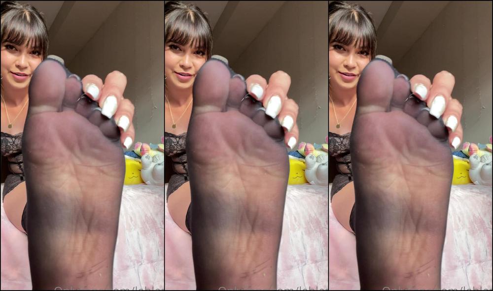 Lehlani I Ve Been Bitten By These Tiny Little Black Bugs That Fly Around While I Ve Been Fis