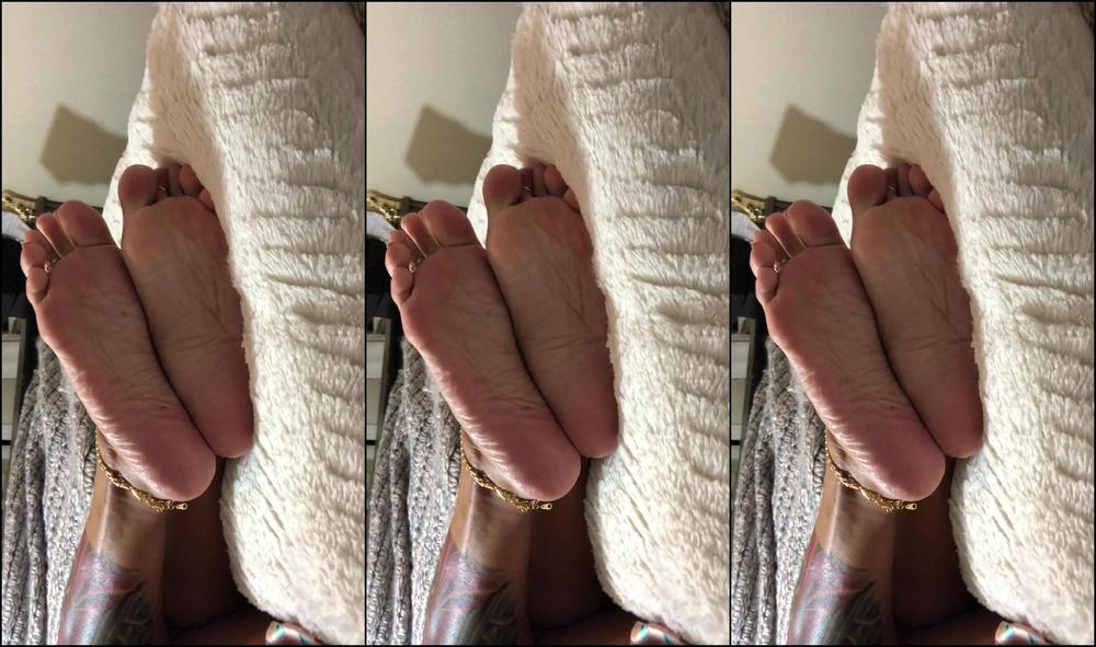 Solealchemist Sole Lovers Full Soles And Thighs Sexy Tease Enjoy Your Friday Night Boys