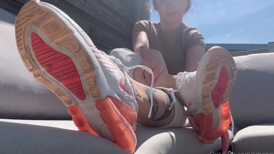 Lady Kira Aka Kmoneydom Onlyfans 05 29 2024 Nach Nem Langen Tag Geniee Ich Einen Kaffee Auf Meinem Balkon Du Bekommst Zwar Kaum