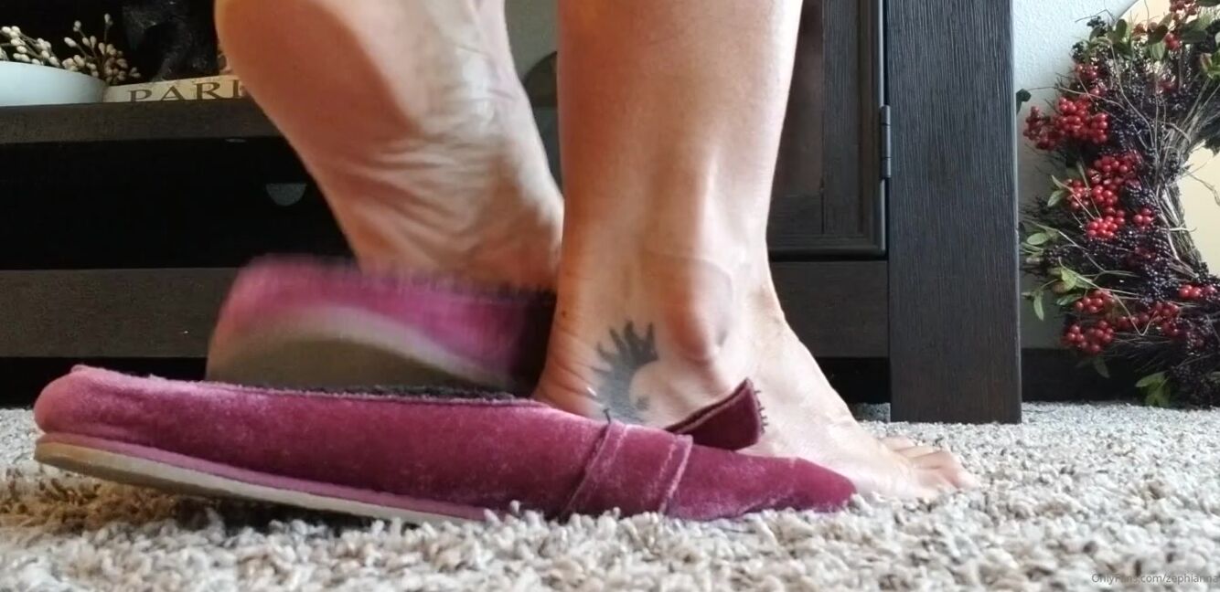 Worldgoddess Onlyfans My Feet Have Made These Slippers Reek So Bad I Have To Keep Them In My Closet Bury Your Face