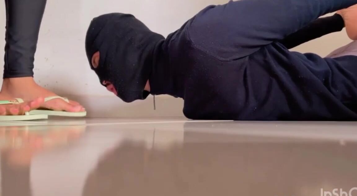 Queen Feh Nicknamed Queenfeh7 10 28 2024 Onlyfans Video Carpete Mais Uma Vez Estou Usando Meu Tapete Humano A Lesma Rastejante Um Pouquinho De