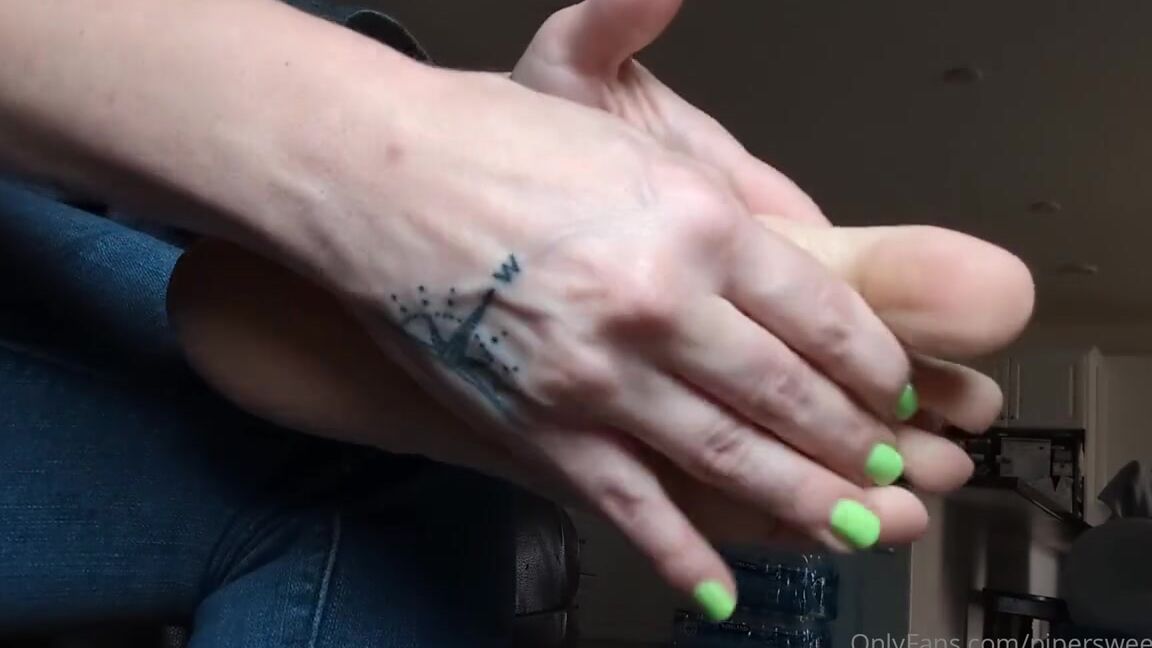 Pipersweetfeet 04 26 2024 Onlyfans Video Just Lotioning Up These Soles No Talking Or Anything