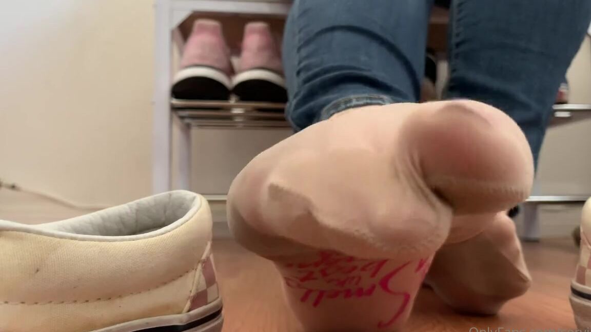 Servingbarefeet Aka Servingfet Onlyfans My Nylon Bitch Pays While Y All Enjoy