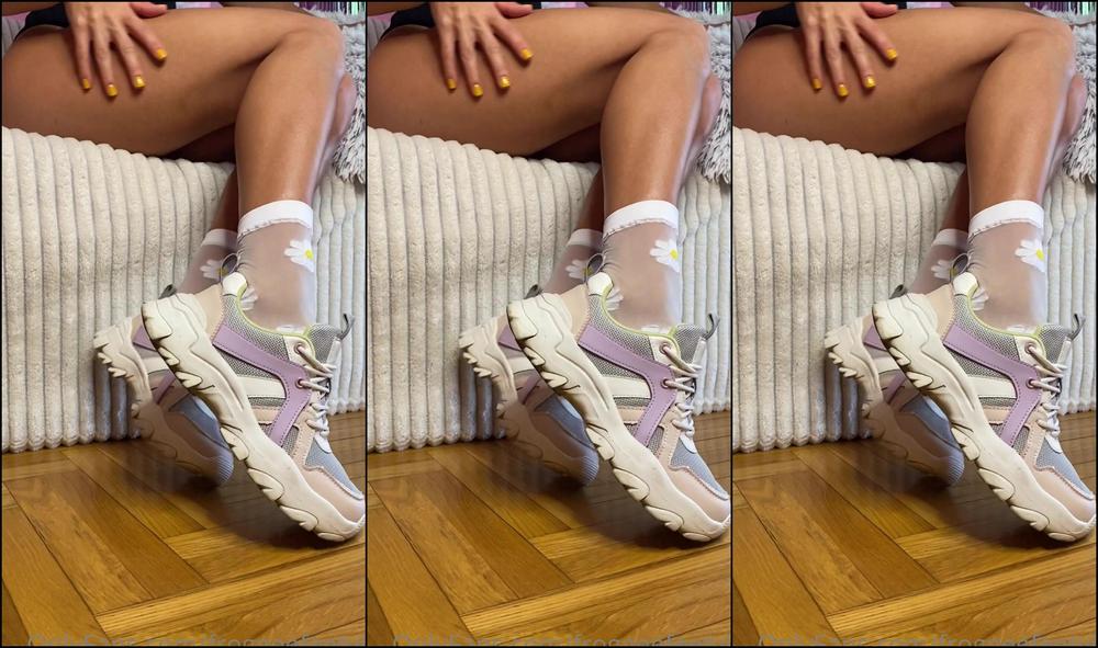 Froggeefeetvip Just A Little Chit Chat Taking Socks Off