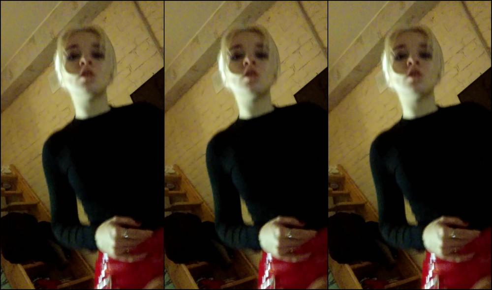 Barbie princesslike Дневной стриптиз в красном нижнем белье в домашнем видео. ча Pornhub