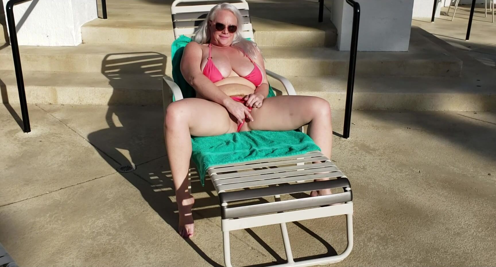 Cameron Skye Milf Squirting At The Public Pool