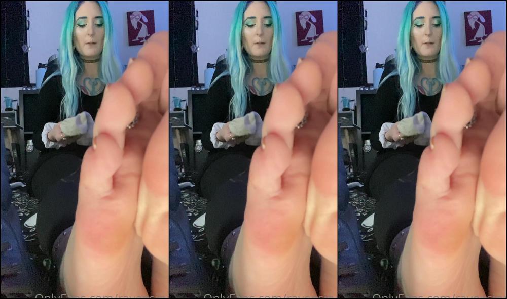 Ravensiryn Need A Good Slave To Clean And Worship These After Work Feet I Need It Now