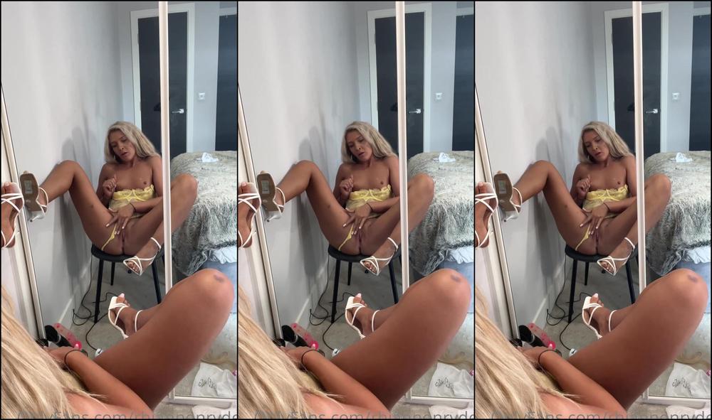 Rhiannonryder Squirting On My Mirror And Cleaning It Off