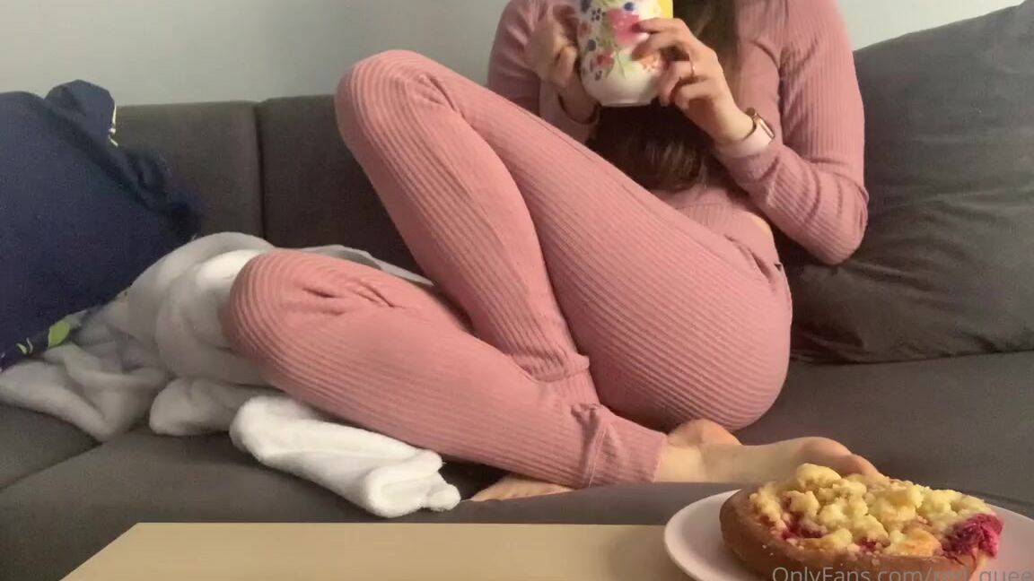 Red Queen Nicknamed Red Queen 94 Femdom 01 09 2022 Onlyfans Video This Is Your Chance To Worship Me While I Have My Breakfast