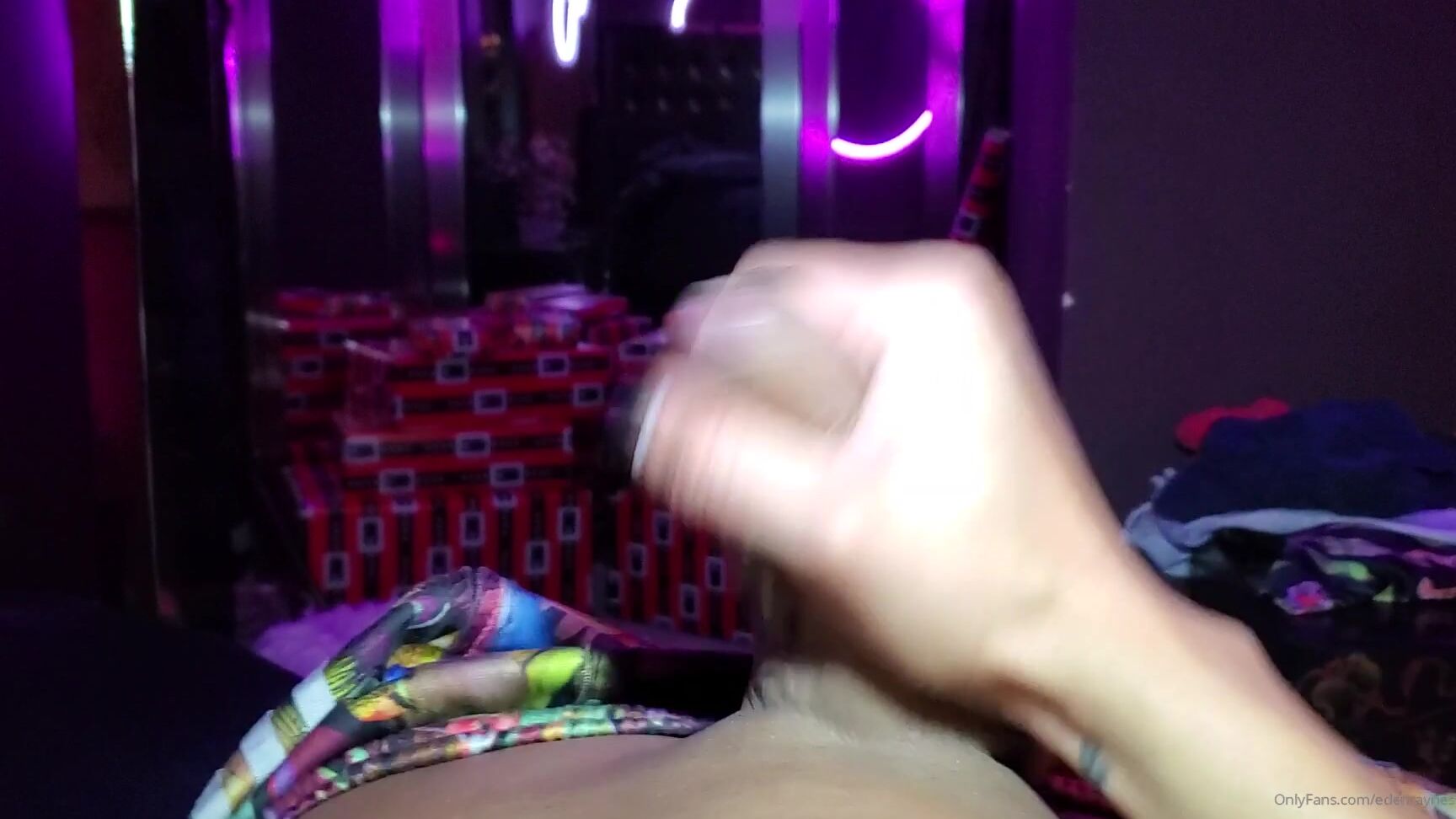 edenraynes-22-12-2019-109528908-finally-finished-wrapping-presents.