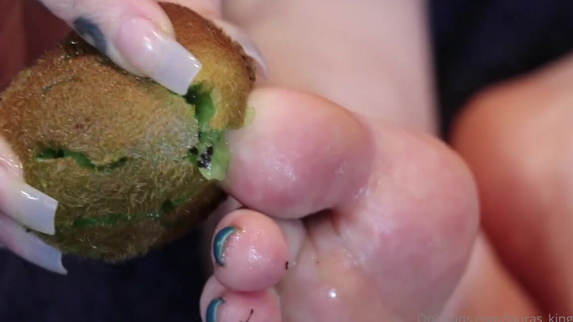 Lalalaura Nicknamed Lauras Kingdom 02 28 2022 Onlyfans Video Lauras Kiwi Play Shes Back With Long Nails And Long Toenails She Wraps Her Sexy Toes