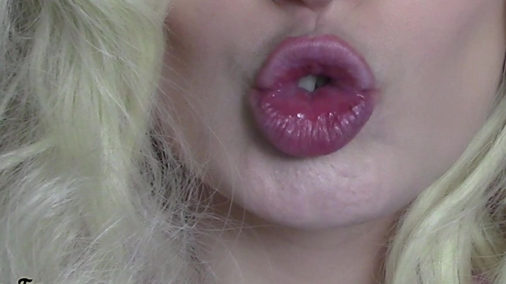 Mia Fox Square Lips Fixation