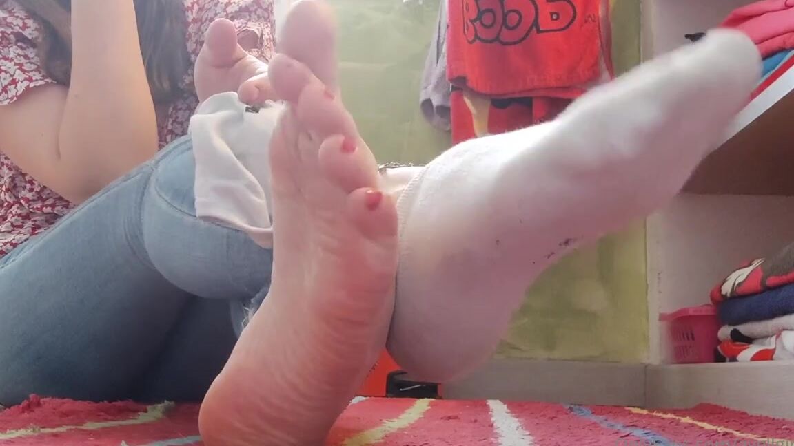 Ayellgirlfeet Nicknamed Ayellgirlfeet Onlyfans Helloo Petite Vido O Je Te Dit De Sentir Mes Petites Chaussettes Et Je Les Retire Pour Toi H 1