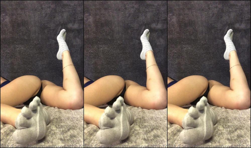 Queenrosethorn Relaxing While You Watch My Feet In Secret