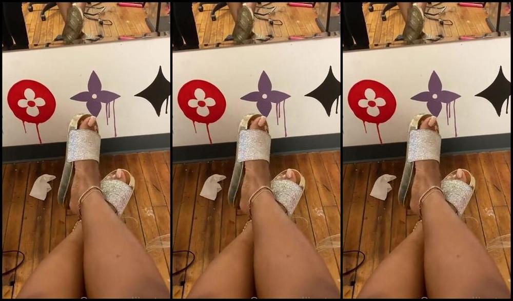 Queenjodiieetoes Aka Prettyfeetonly1800 Onlyfans At The Hair Salon Thinking Why Not Tease You