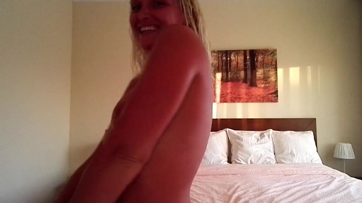 Kathianobilixx Findom 07 10 2017 Onlyfans Video Sexy Good Night Tease Lotion Lotion Rubbing All Over My Body