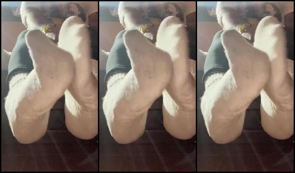 Dissatoes Onlyfans After A Long Hike Feels Good To Take Of Ur Shoes Come Rub My Feet For Me Baby