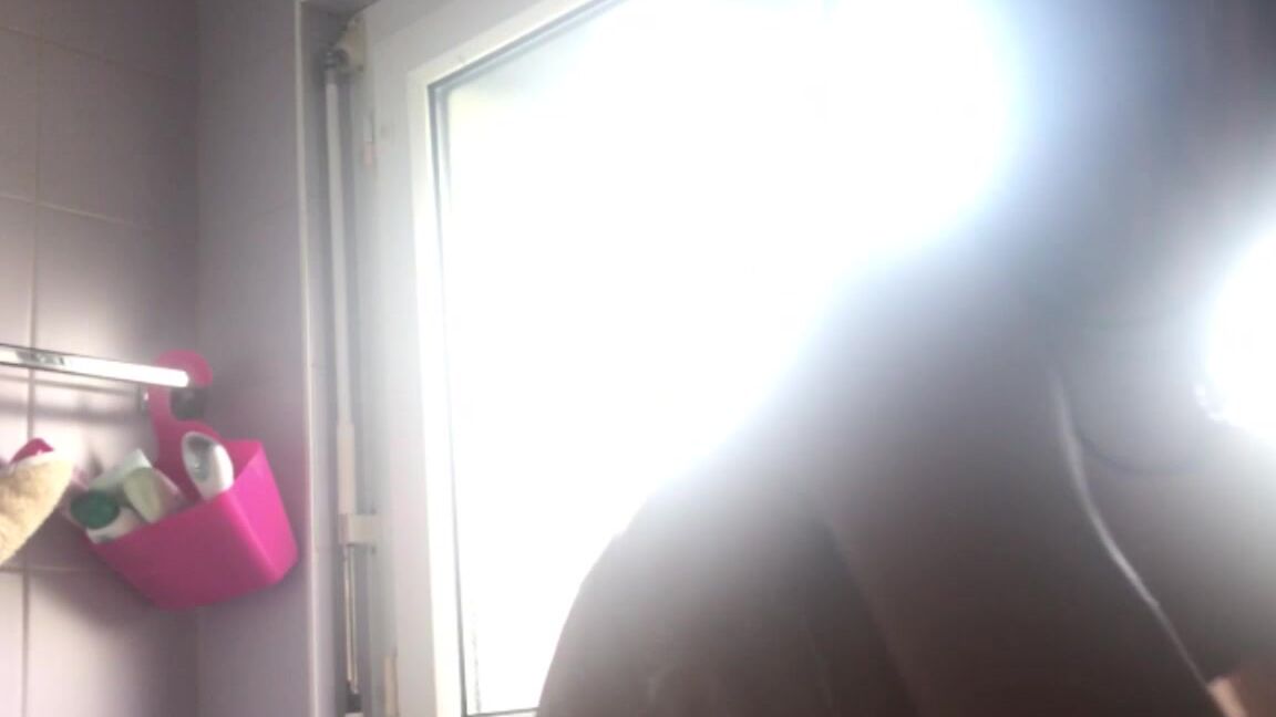 Loucharmelle Lily Veut Tout Voir De Moi Sous La Douche