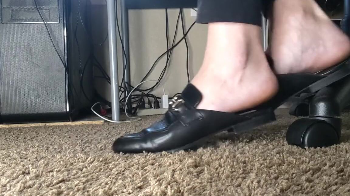 Premiumbrandy Onlyfans Mules Green Toes Working At My Desk I Noticed You Watching My Feet I Dangle And Smack My Mules