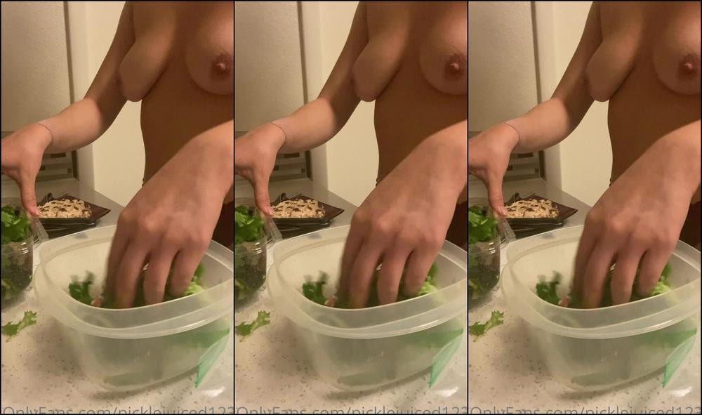 picklejuiced1234-15-10-2021-2247407531-decided-to-make-myself-a-nice-chicken-salad-for-lunch-today-nom-nom