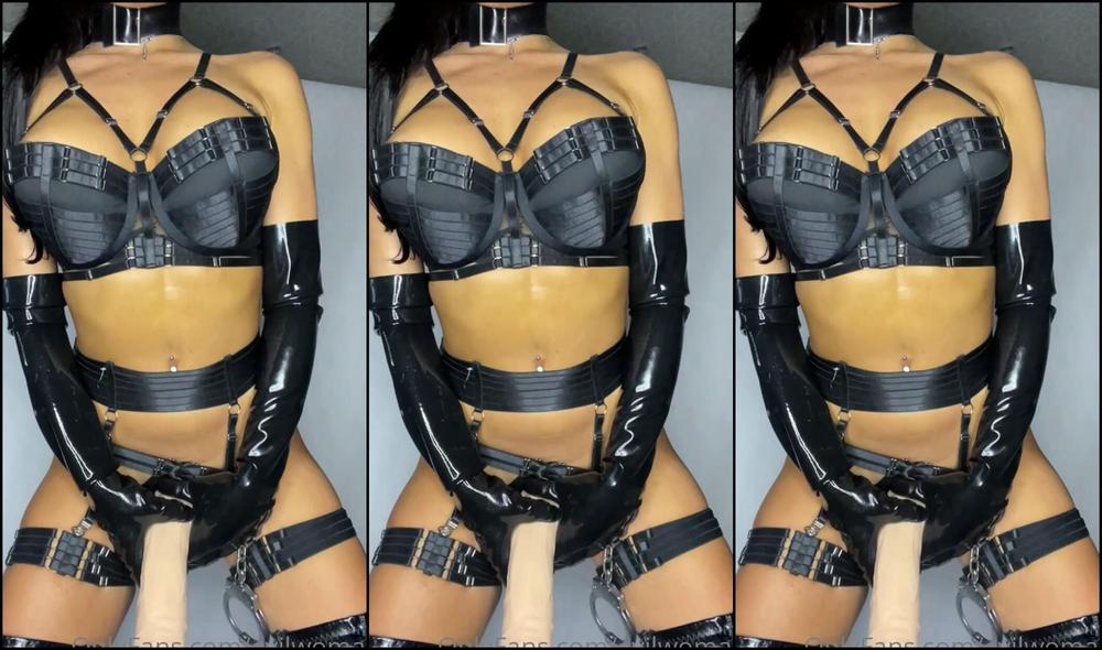 evilwoman-31-03-2021-2065840343-strapon-worhip-pov-i-know-how-you-dream-about-worshiping-my-strapon-even-if-you-have-neve