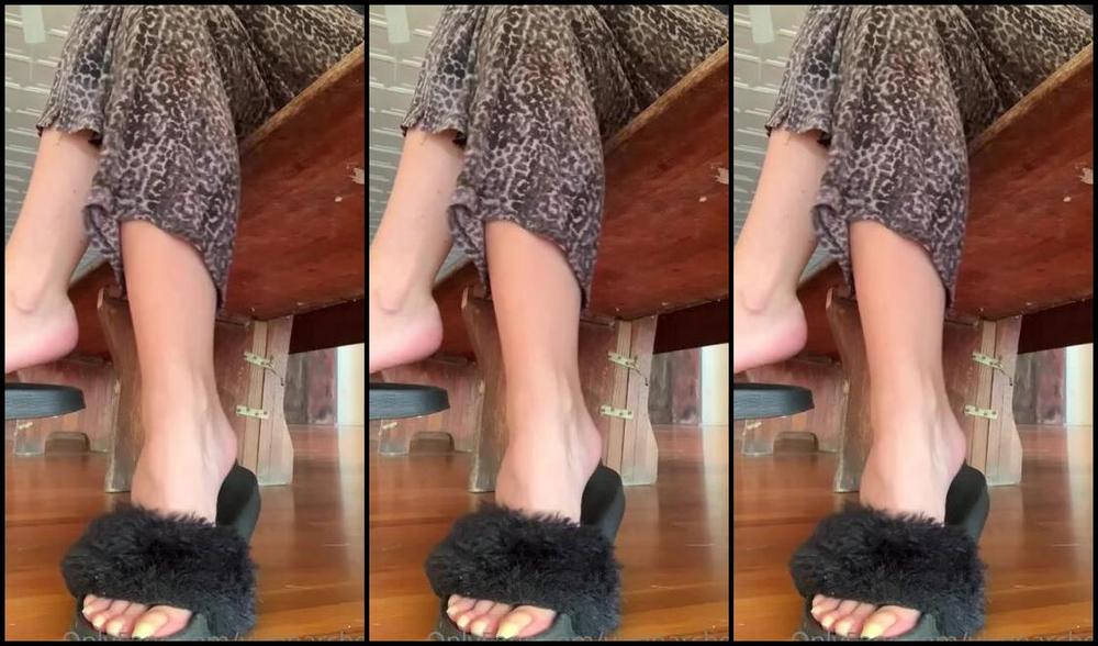 Vixenarches Onlyfans Don T Let Anybody Catch You Looking At My Feet Especially Not My Man I M Waiting Here For Him I L