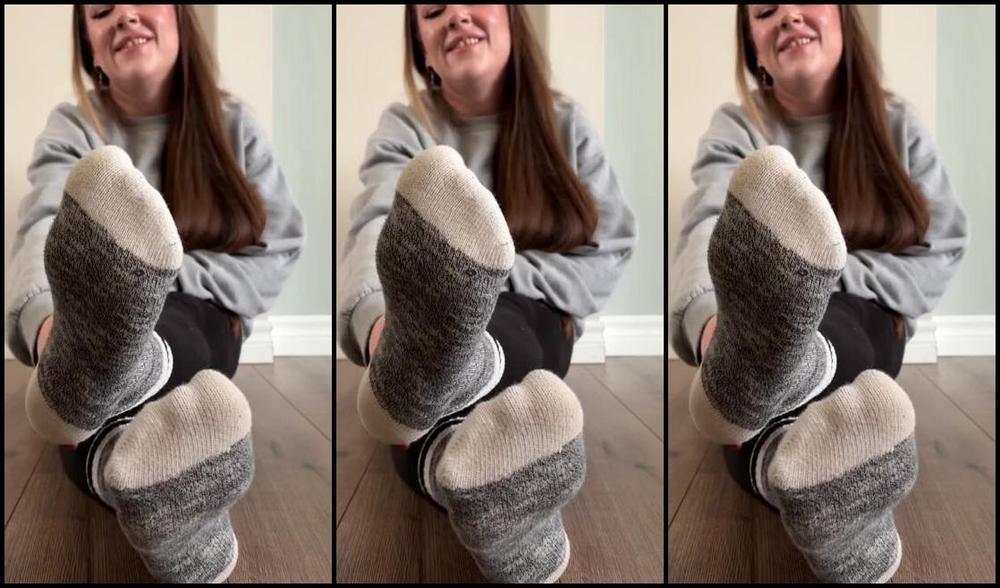 Caroline Aka Feetsiecakes Onlyfans Let Me Peel My Socks Off So You Can Worship My Sweaty Feet