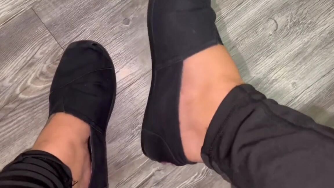 Pediqueensoles Nicknamed Pediqueensoles Onlyfans My Feet Sweat So Bad In These Toms